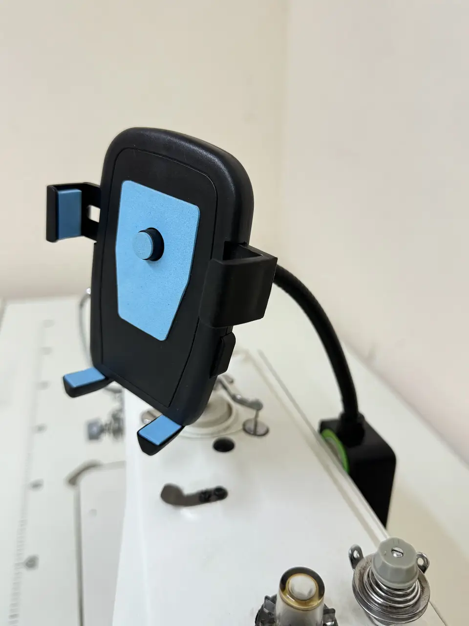 Тримач телефону для швейної машини з магнітним кріпленням — 2