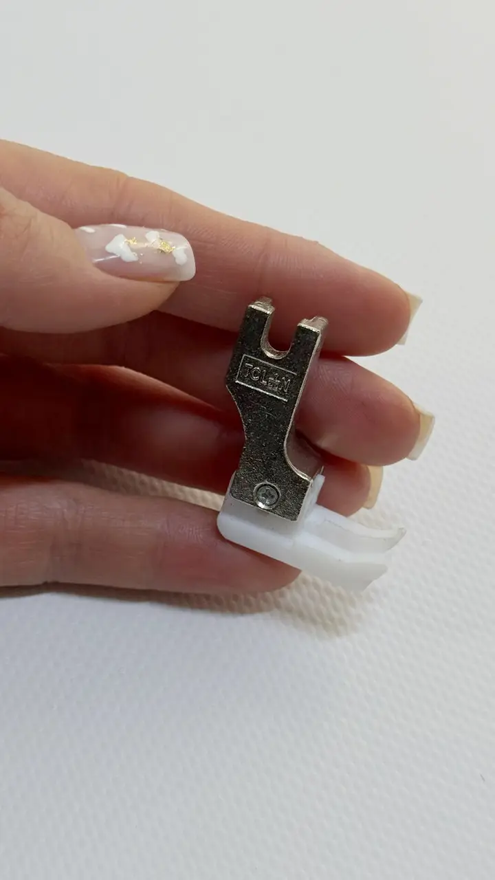 Тефлонова лапка для відстрочки TCL-1/32 для швейних машин з оздоблювальною строчкою