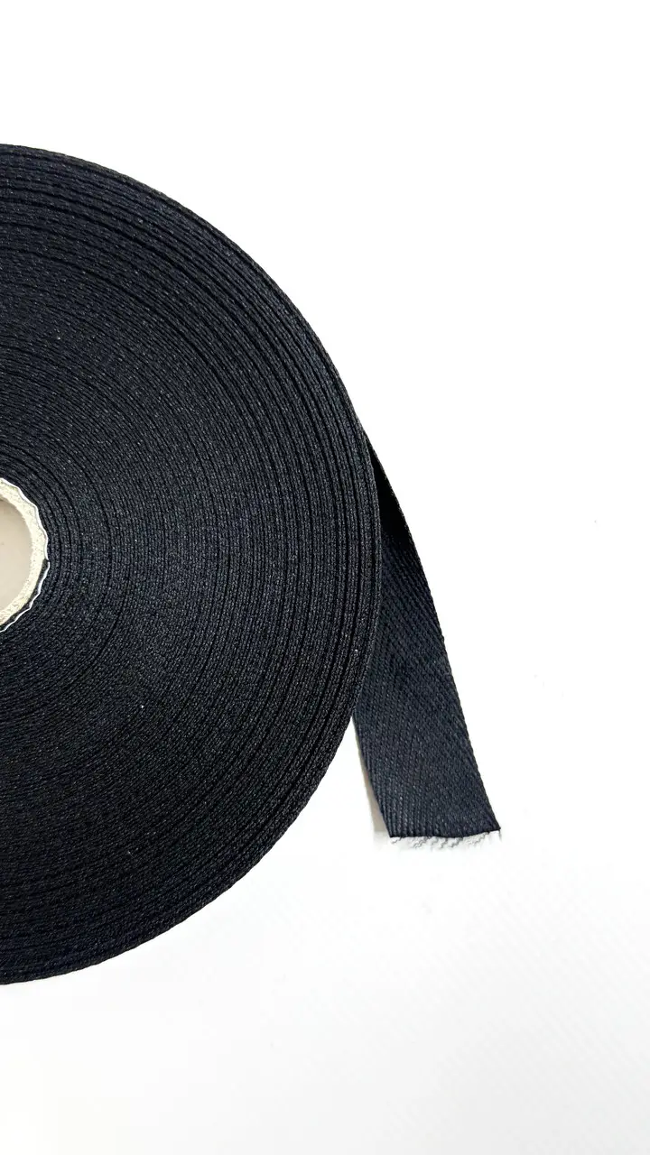Чорна кіперна стрічка 20мм на швейній машині для обробки та обв'язки швів — 2